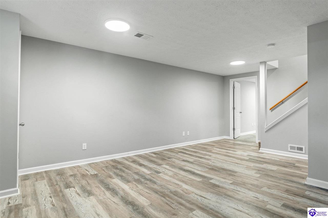 Listing Picture 105 Scarlet Oak Circle Elizabethtown, KY 42701 MLS HK25001827