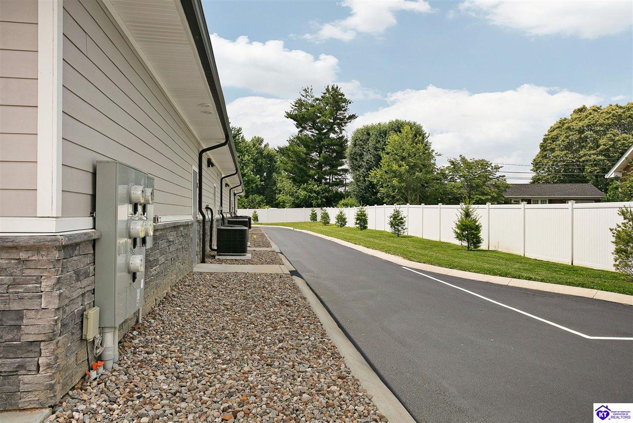 Listing Picture 1750 Leitchfield Road Elizabethtown, KY 42701 MLS HK25002113