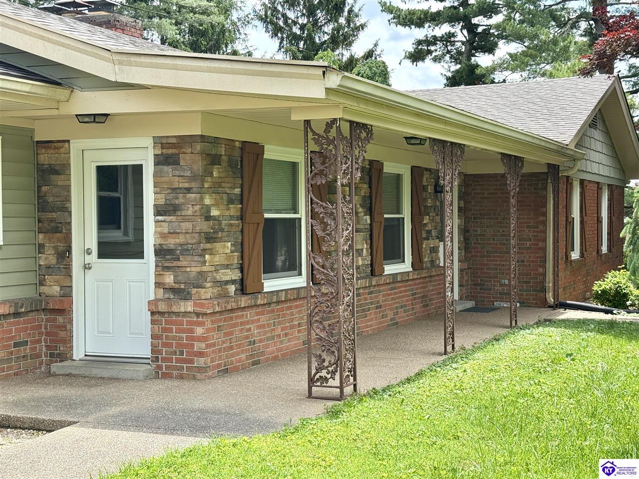 Listing Picture 302 Pinecrest Drive Elizabethtown, KY 42701 MLS HK25002169