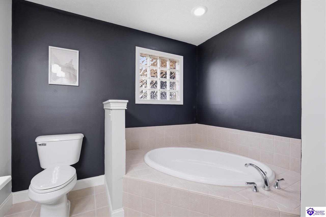 Listing Picture 421 E Woodlake Circle Mount Washington, KY 40047 MLS HK25004939