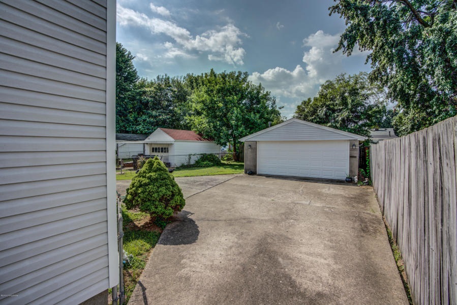 Listing Picture 1028 Berry Boulevard Louisville, KY 40215 MLS HK10049301