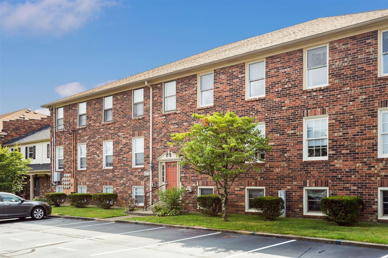 Listing Picture 8126 Lake Terrace Louisville, KY 40222 MLS HK10049245