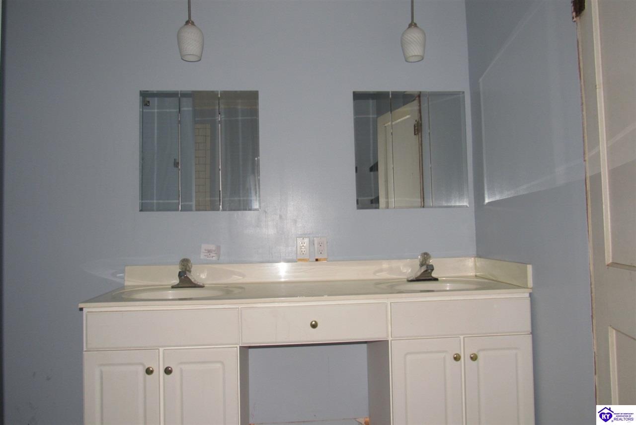 Listing Picture 250 W Oak Street Lebanon Junction, KY 40150 MLS HK10050944