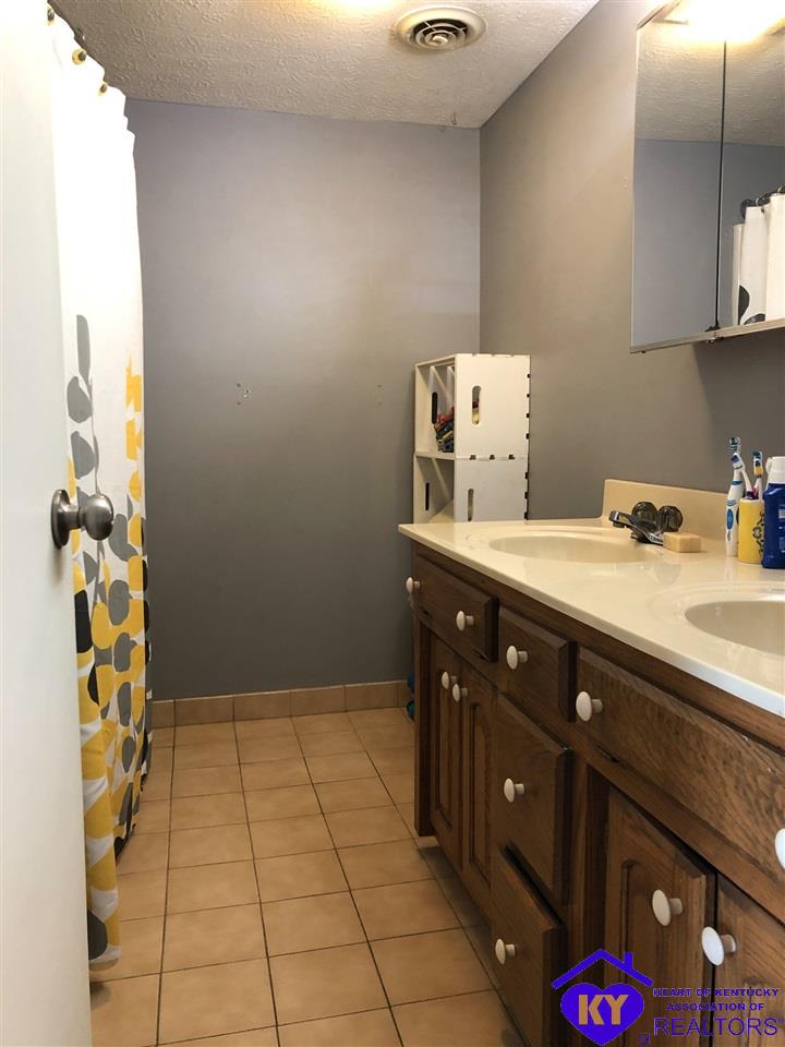 Listing Picture 101 W Locust Street Greensburg, KY 42743 MLS HK10054550