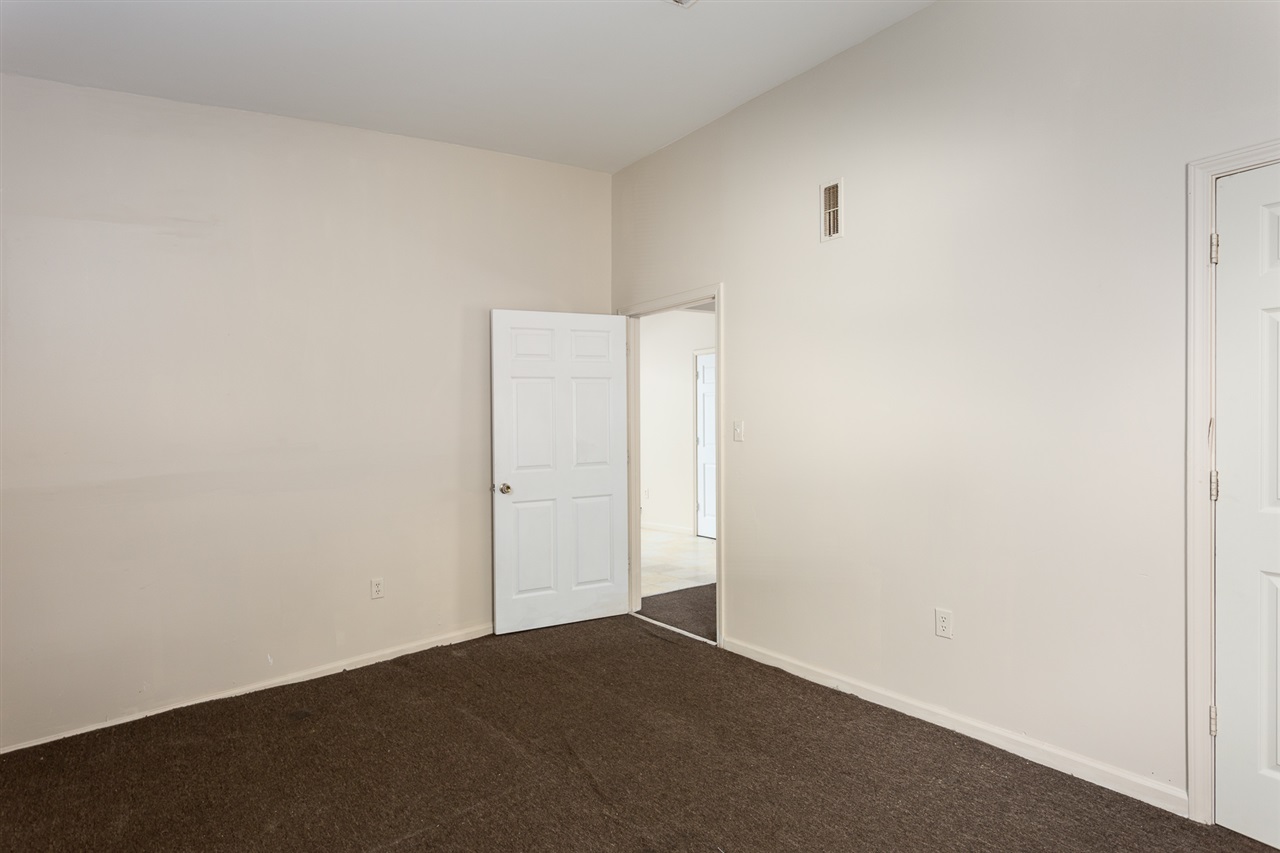 Listing Picture 100 N 26th Street Louisville, KY 40212 MLS HK10049573