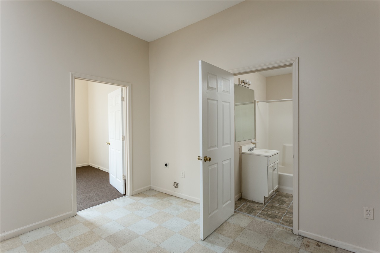 Listing Picture 100 N 26th Street Louisville, KY 40212 MLS HK10049573