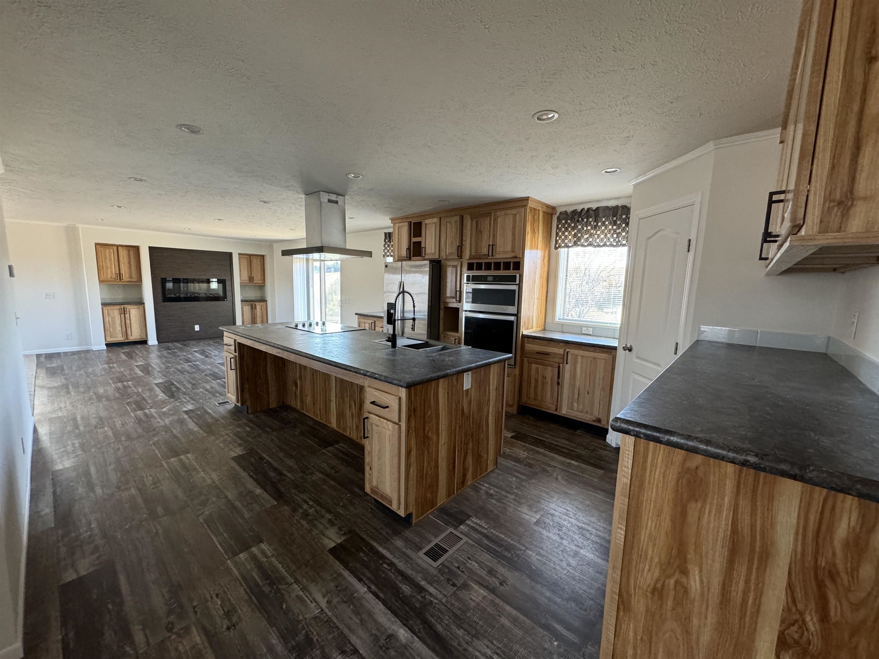 305 W 9th Street