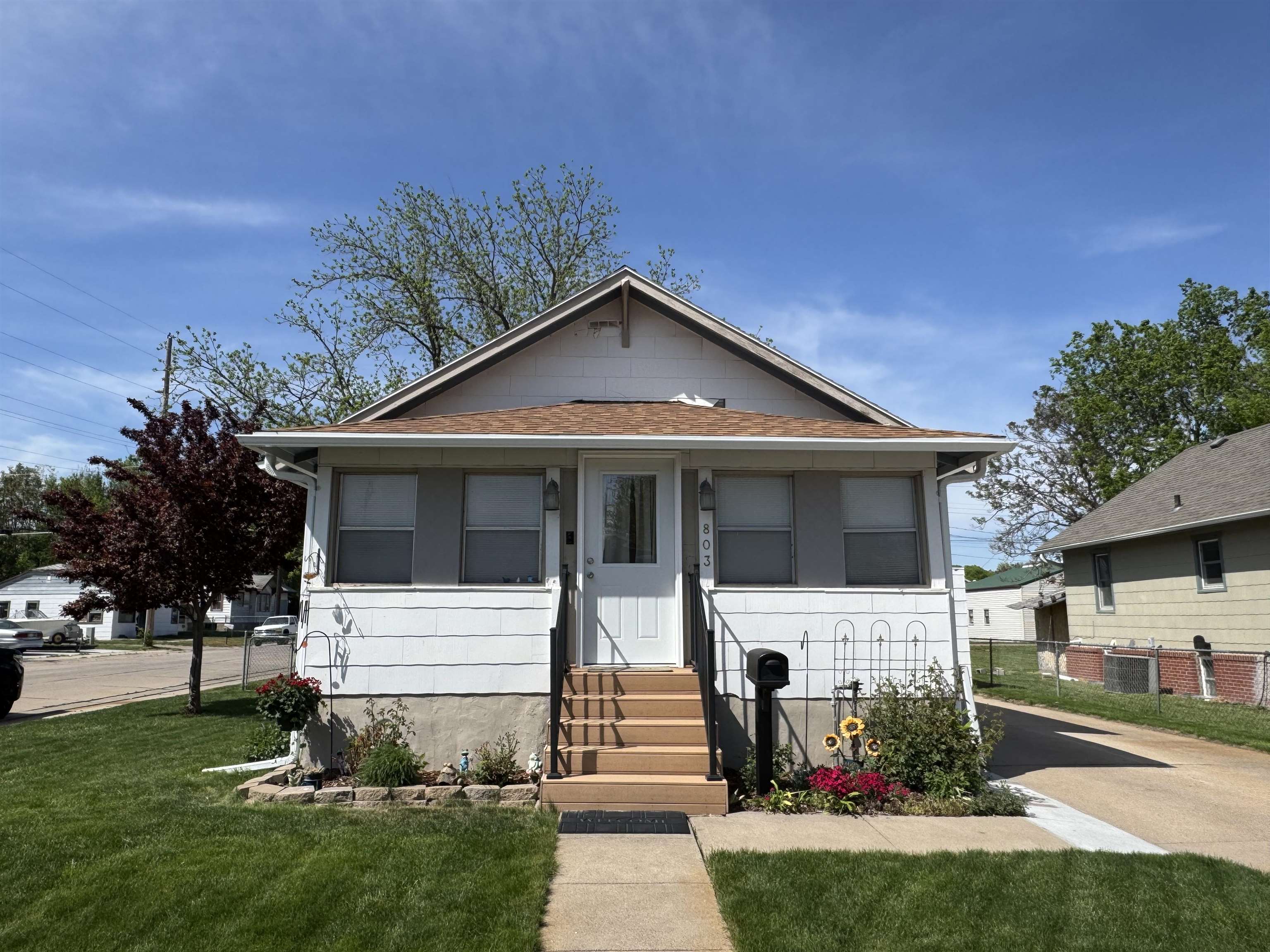 803 E 9th Street