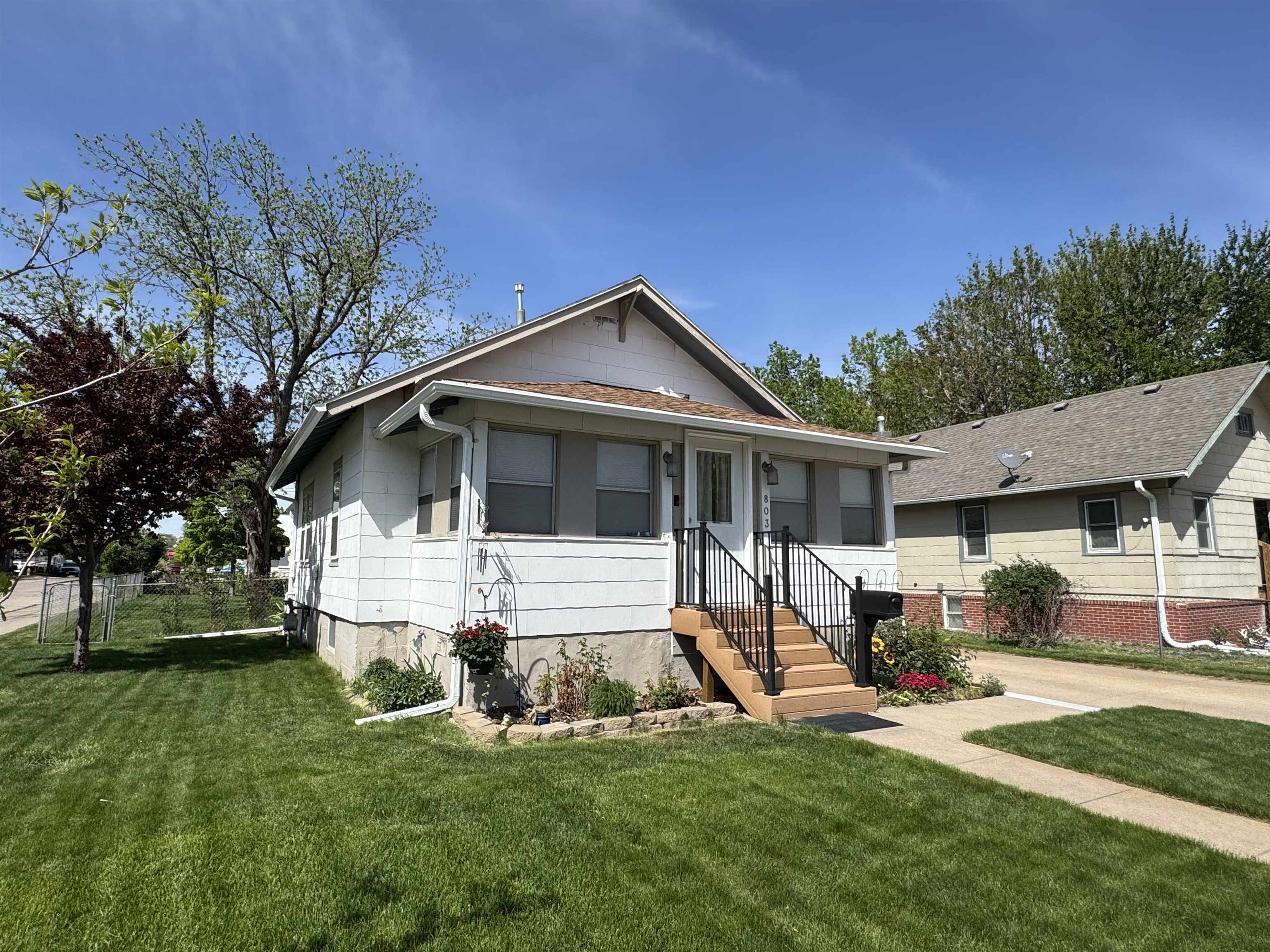 803 E 9th Street