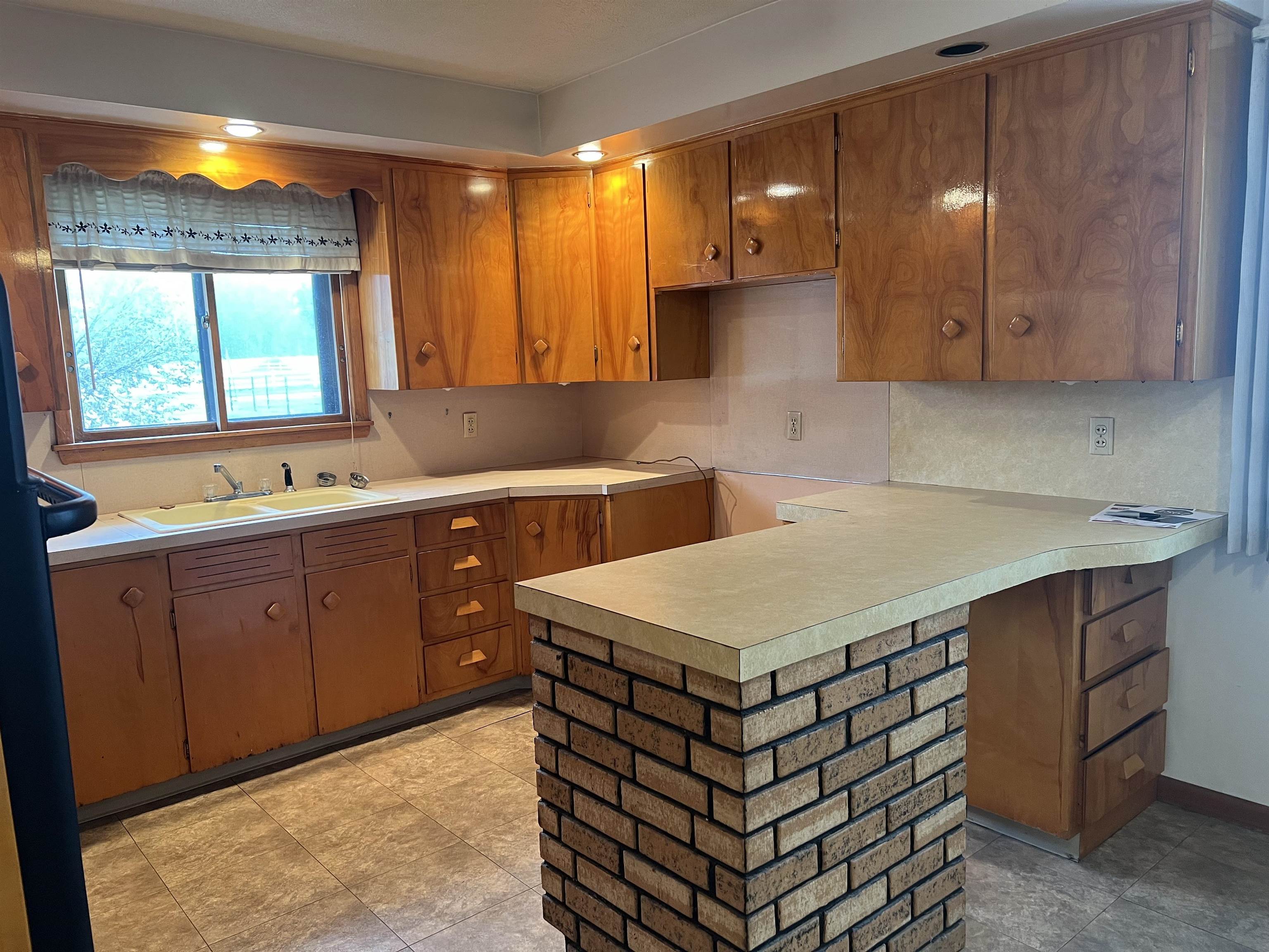 129 E North River Rd