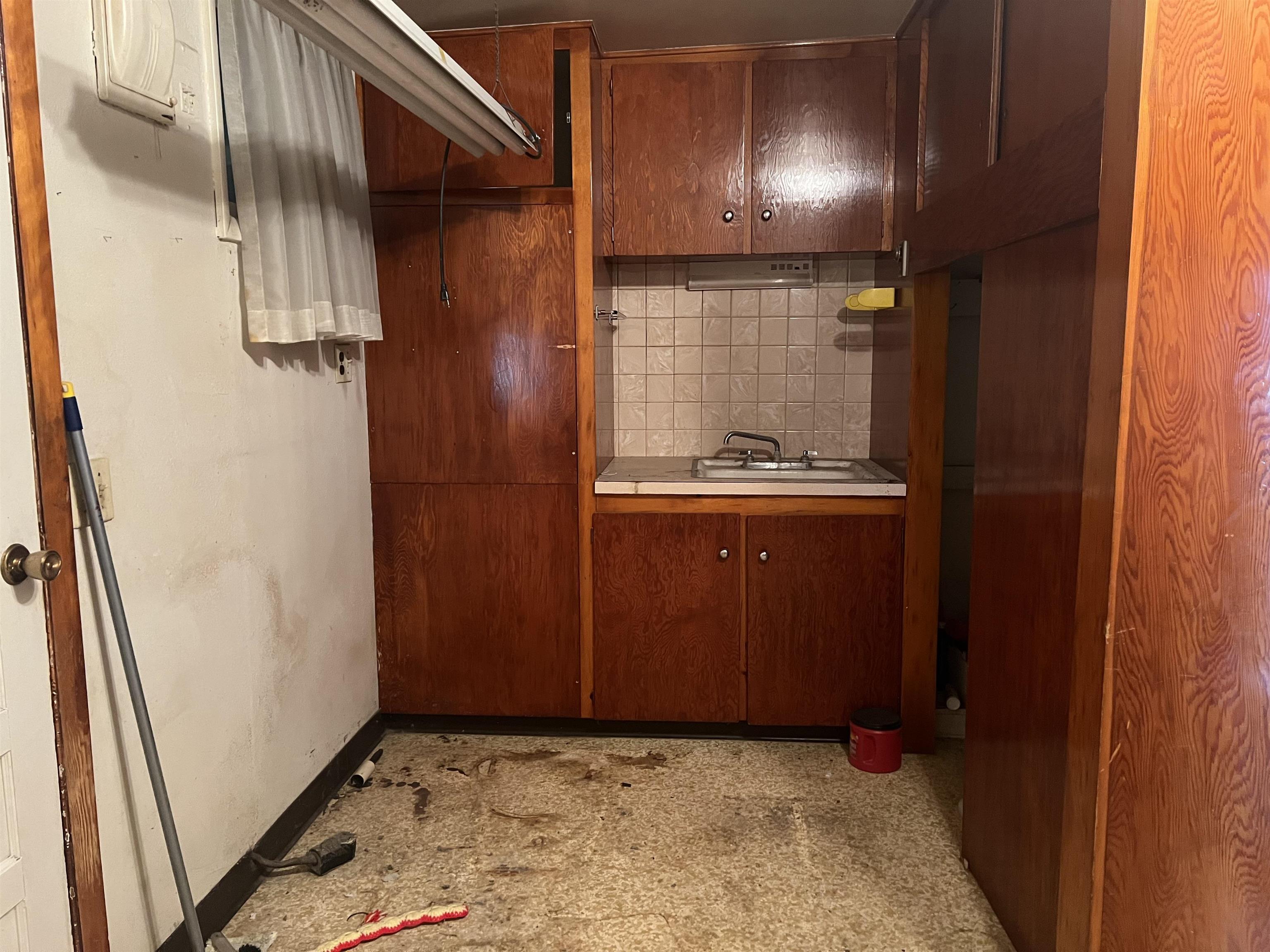 129 E North River Rd