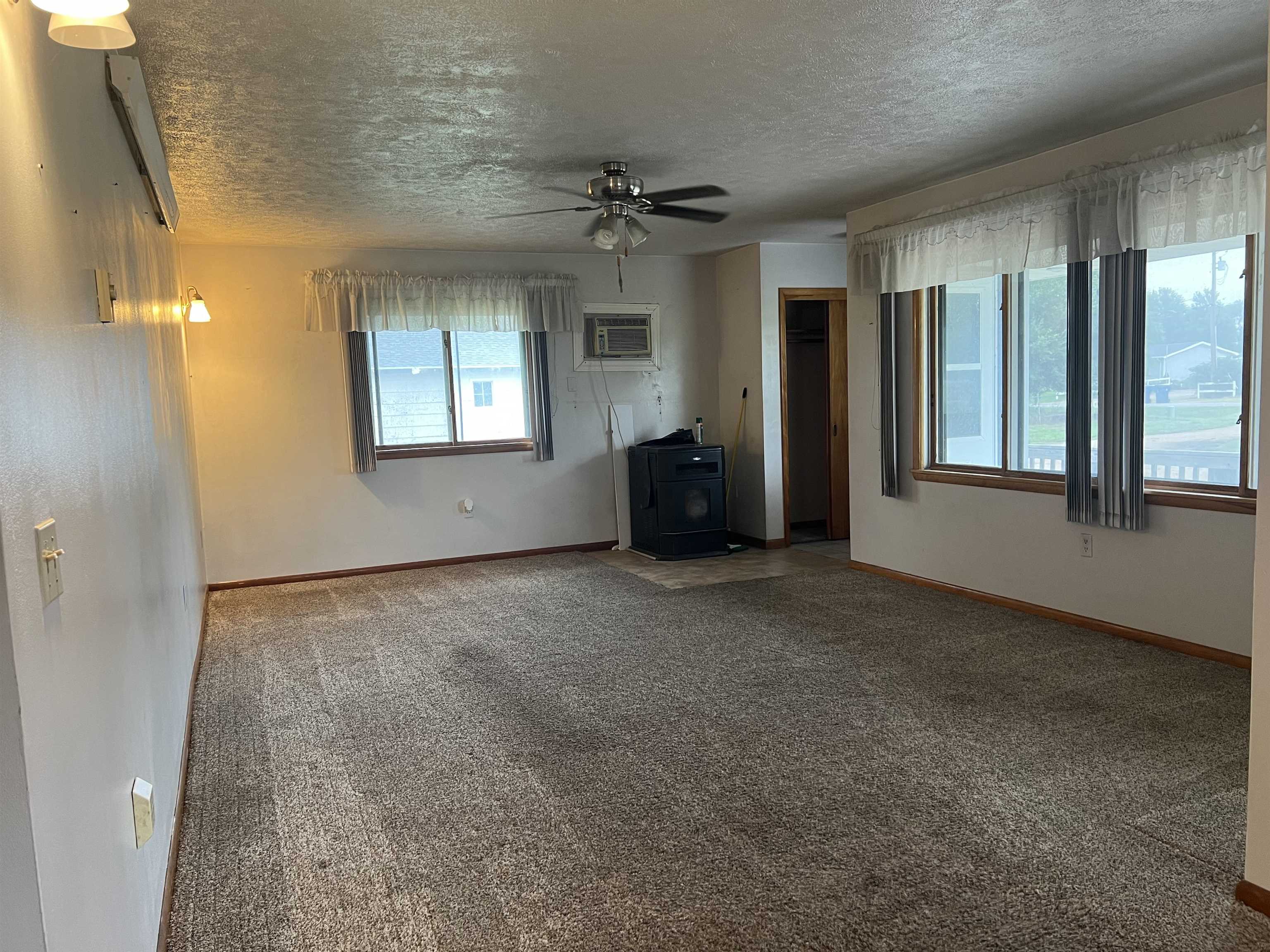 129 E North River Rd