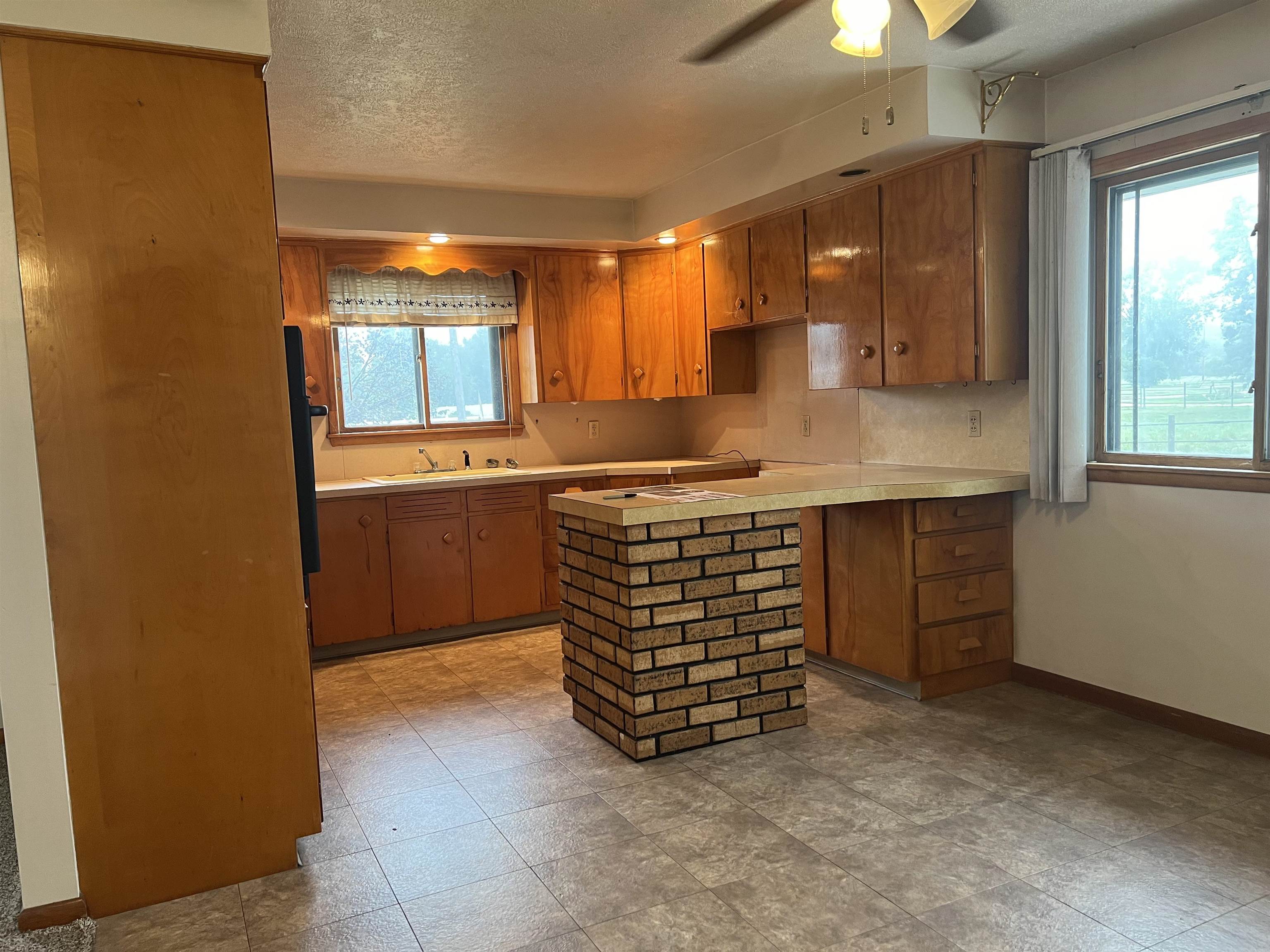 129 E North River Rd