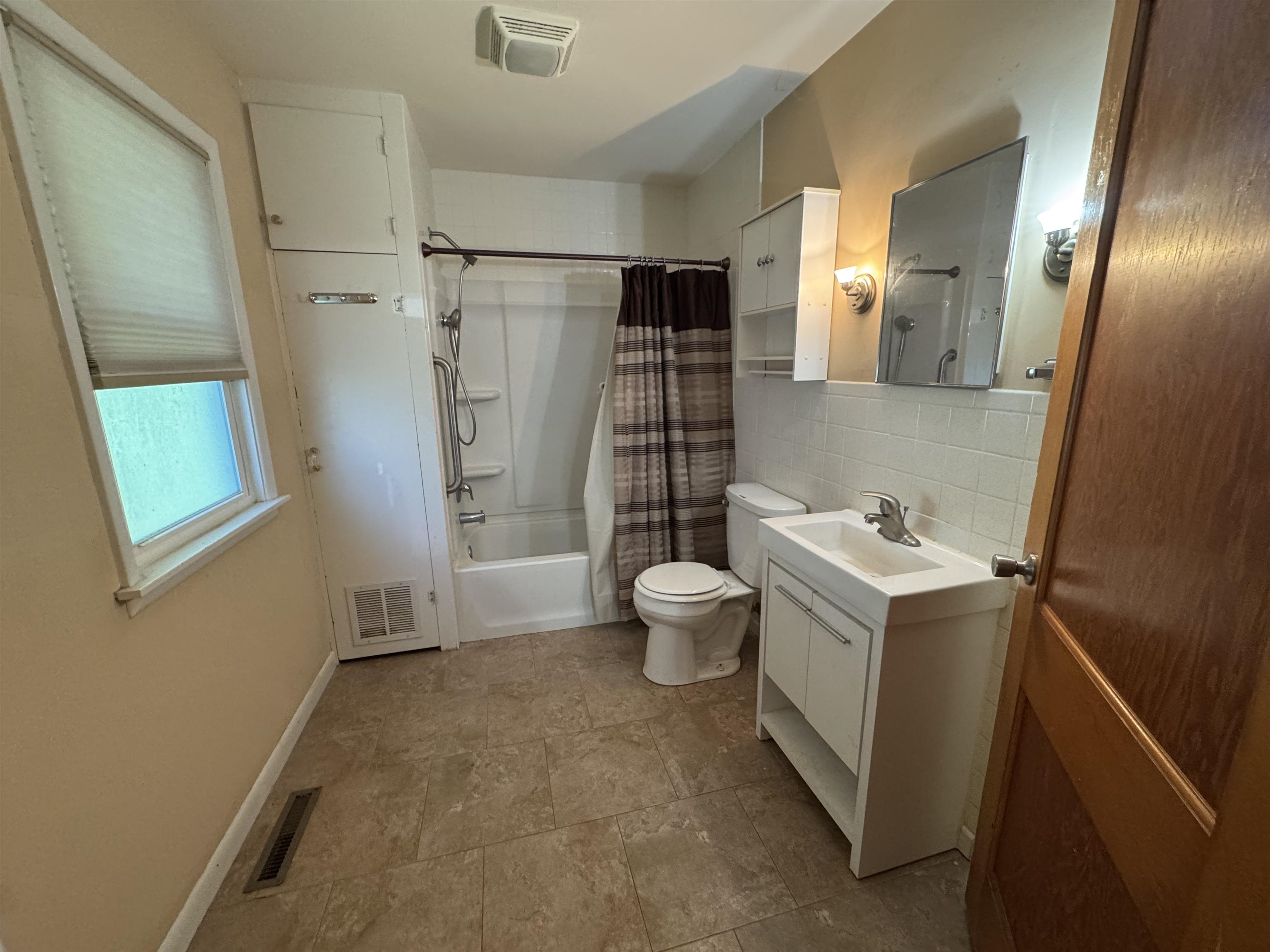 1607 N Sheridan Avenue