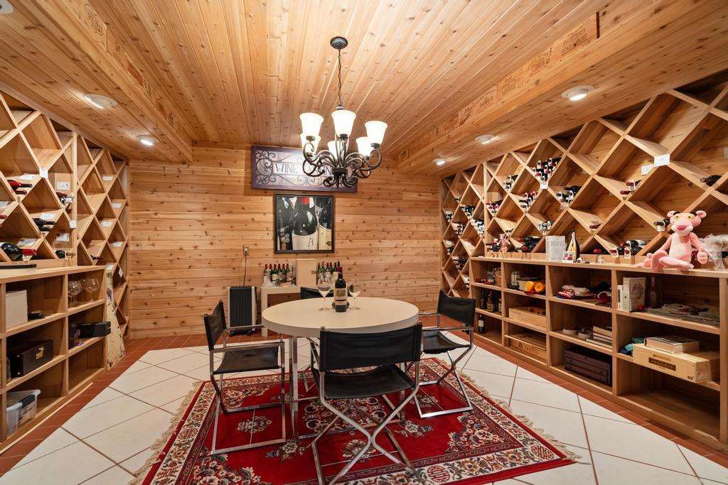 645 Woodhill Court