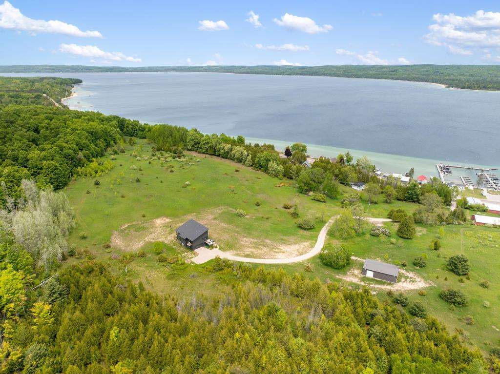 5052 Lake Shore Road, Boyne City, MI 49712
