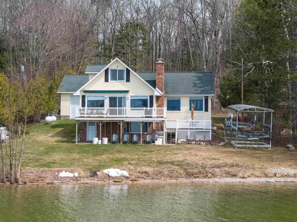 1553 Nippissing Trail, Indian River, MI 49749