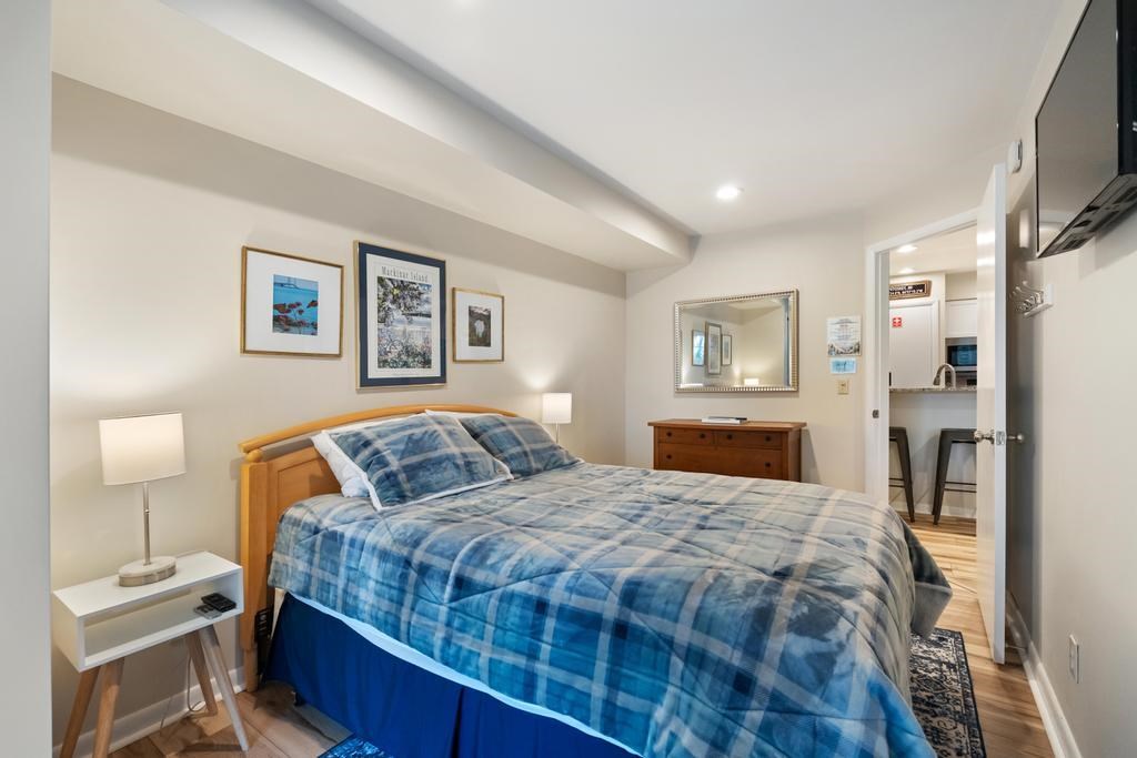 3440 N Lakeside Drive 68