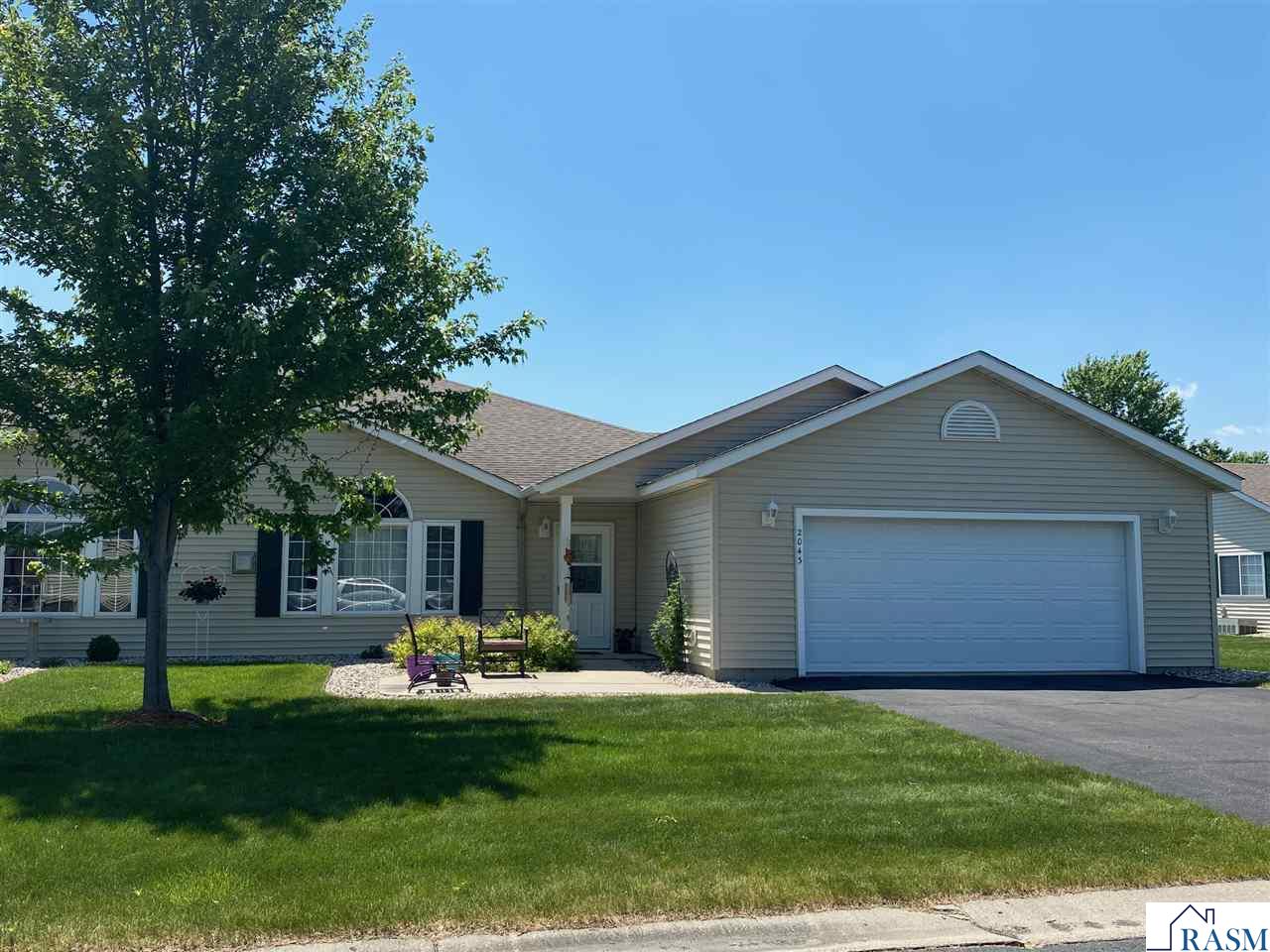 2043 Oak Leaf Trail, North Mankato, MN 56003 194,900 Condo