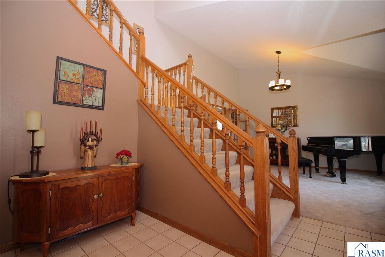 2335 Northridge Drive, North Mankato, MN 56003 339,900 Single