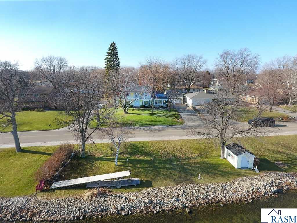 901 Clear Lake Drive, Waseca, MN 56093 424,900 Single Family Sold