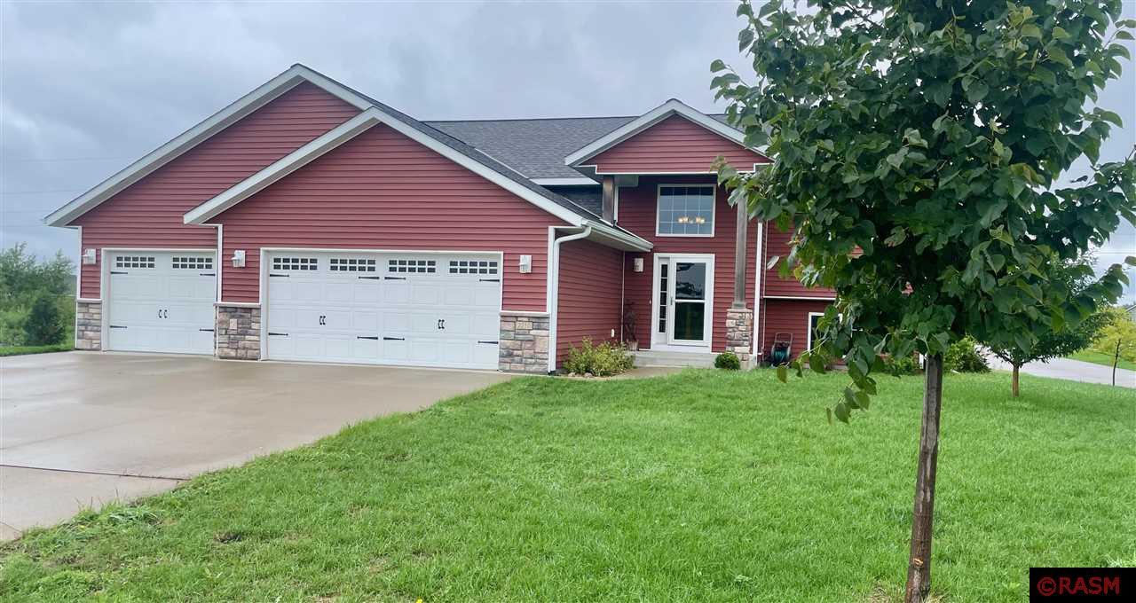 2210 Rolling Green Lane, North Mankato, MN 56003