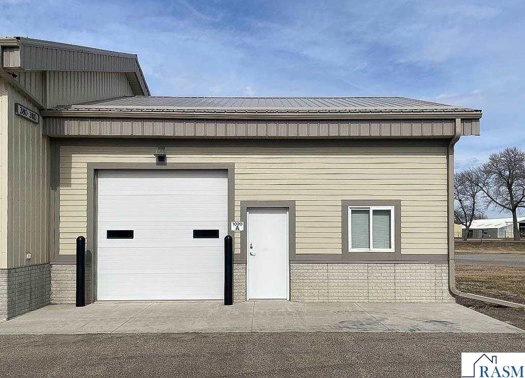 1020 S Victory Drive, Mankato, MN 56001 Listing Photo  1