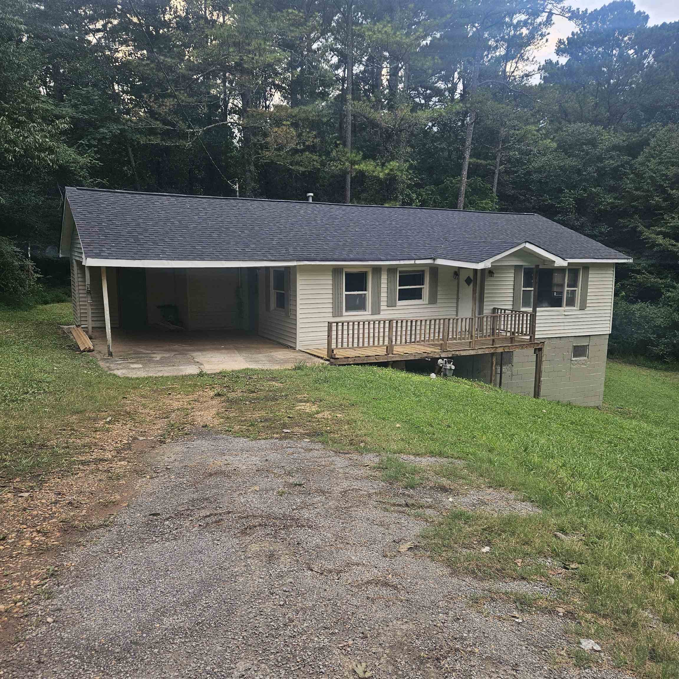 3 Bedroom, 1 bath home located just minutes from downtown Russellville.  New roof in 2023.  Hablo Espanol