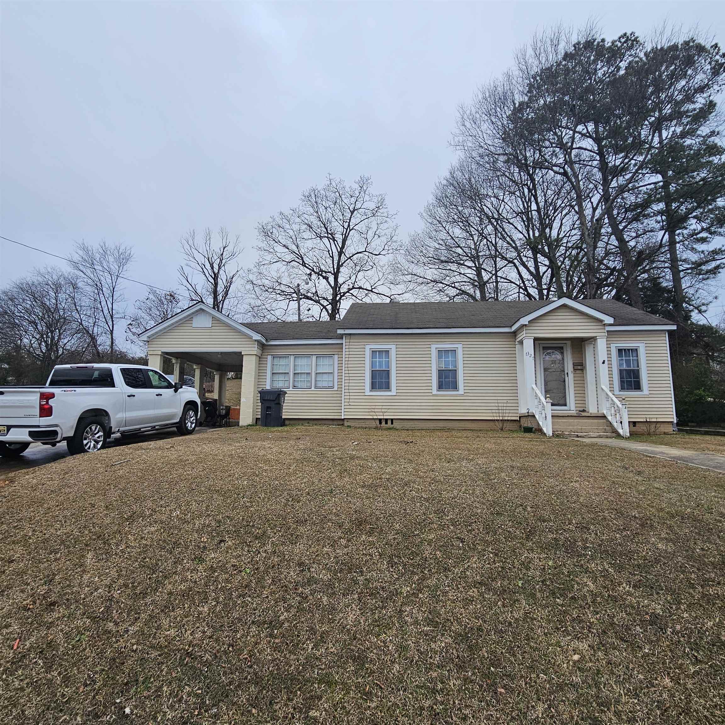 Adorable 2 bedroom, 1 bath home with an additional room that is currently being used as a 3rd bedroom.  Great location close to Russellville City Schools.  Hable Espanol.