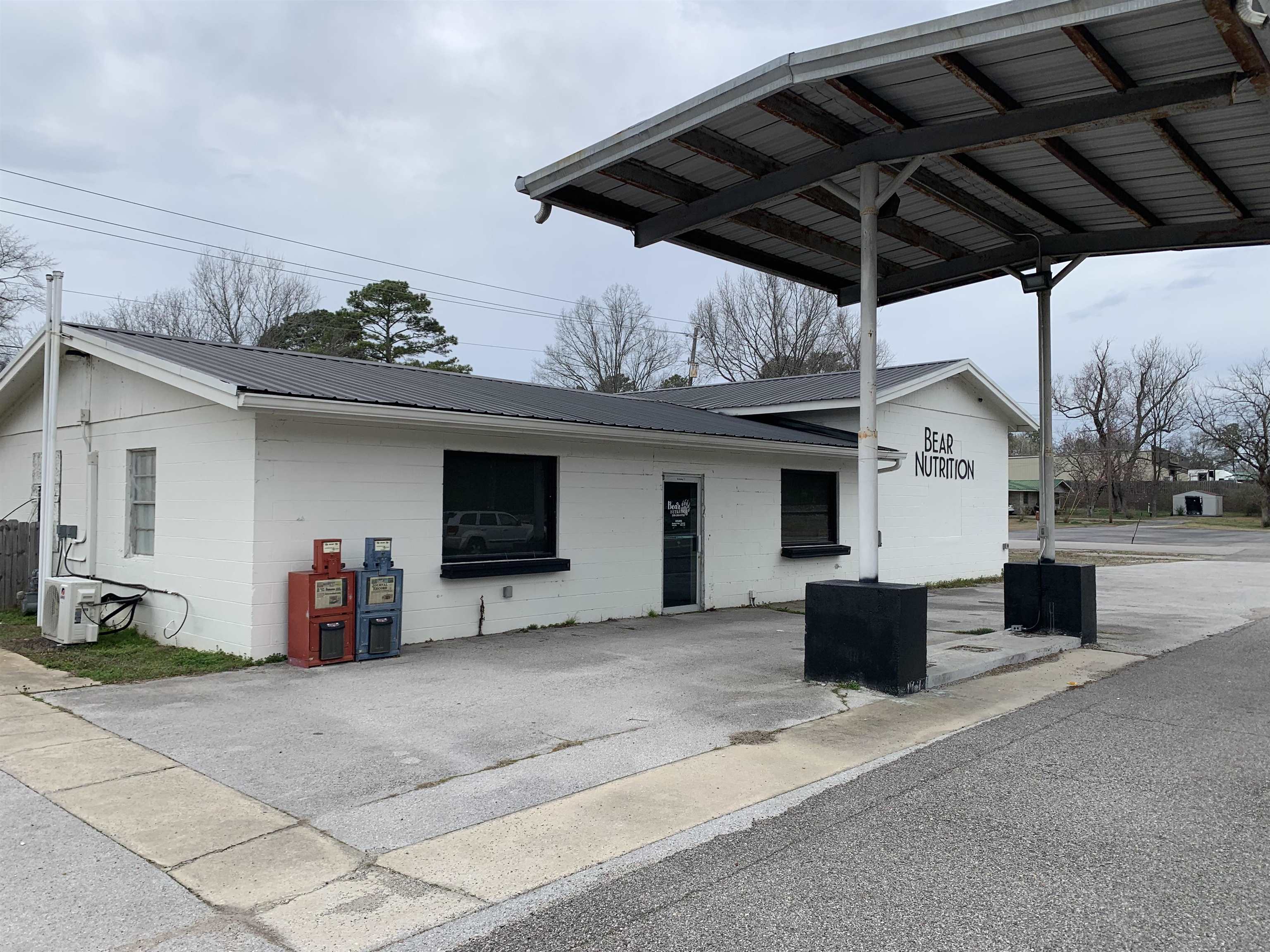 For Sale today is the Bar Creek Alabama Nutrition Building.  This business is located right beside the main Highway where traffic is abundant.  This building has been renovated and is suited to fit your business.  Call today for your showing.  Property is sold "A IS '" and buyer to verify all info.