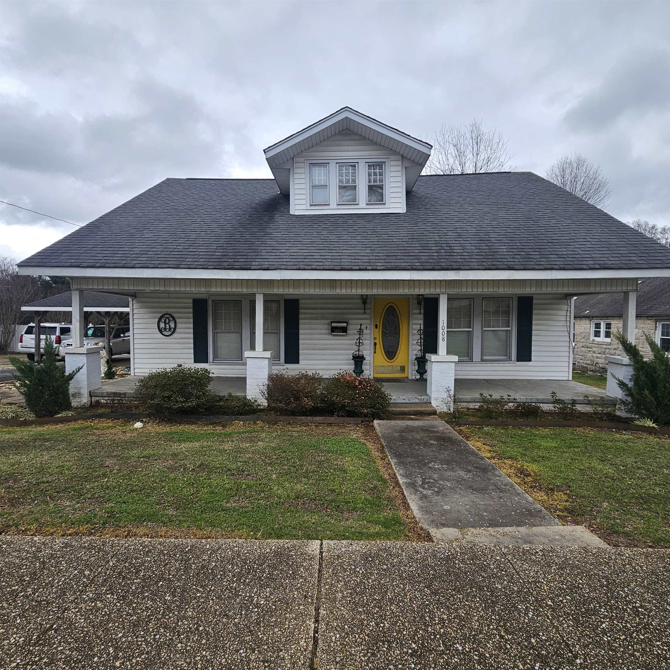 Come take a look at this adorable 3 bedroom, 2 bath home.  Located within walking distance of downtown Russellville.  Enjoy your time outside on the large front porch or on the screened porch around back.  Beautiful back yard with a large pole barn.  Hable Espanol