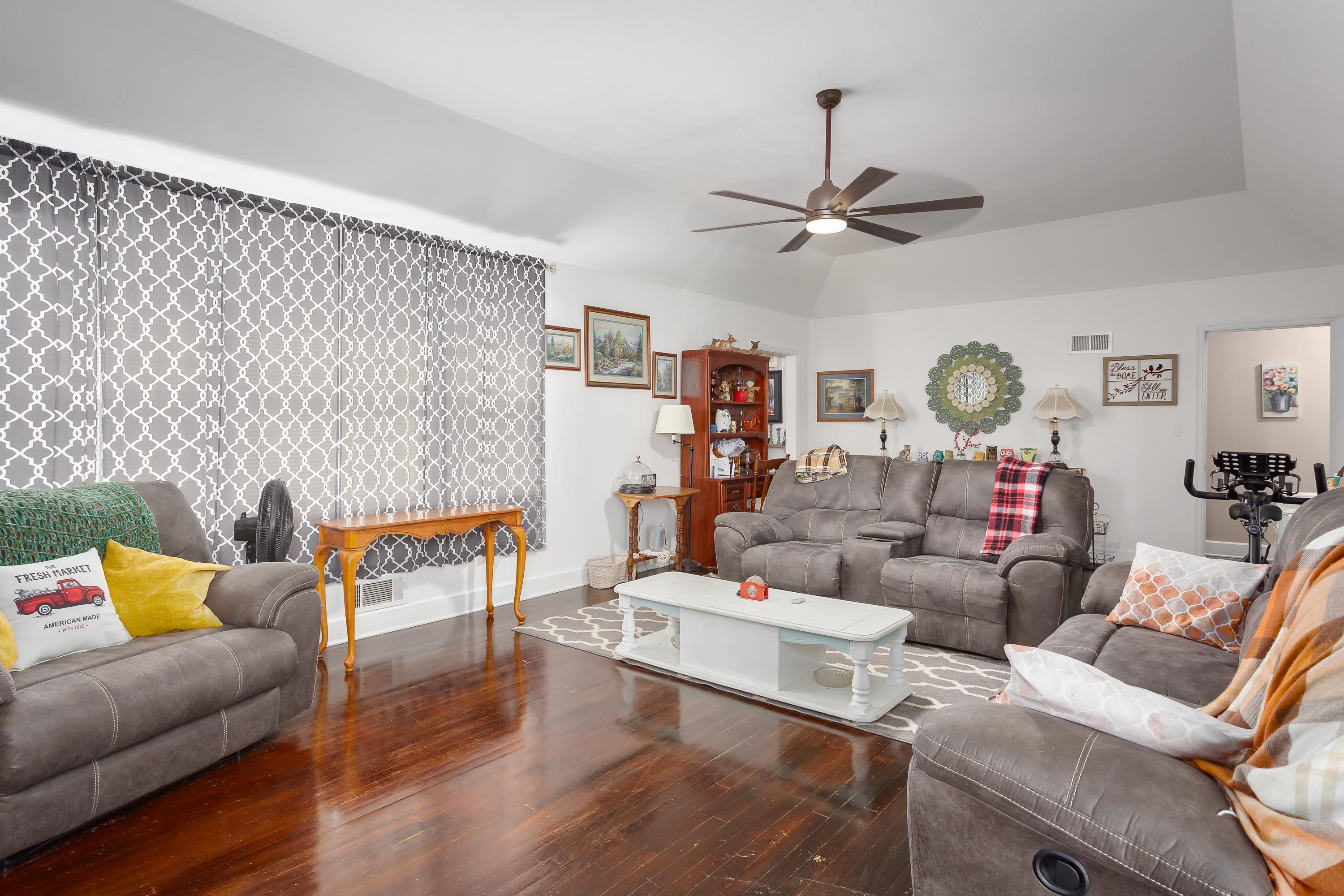 606 Green Ave
