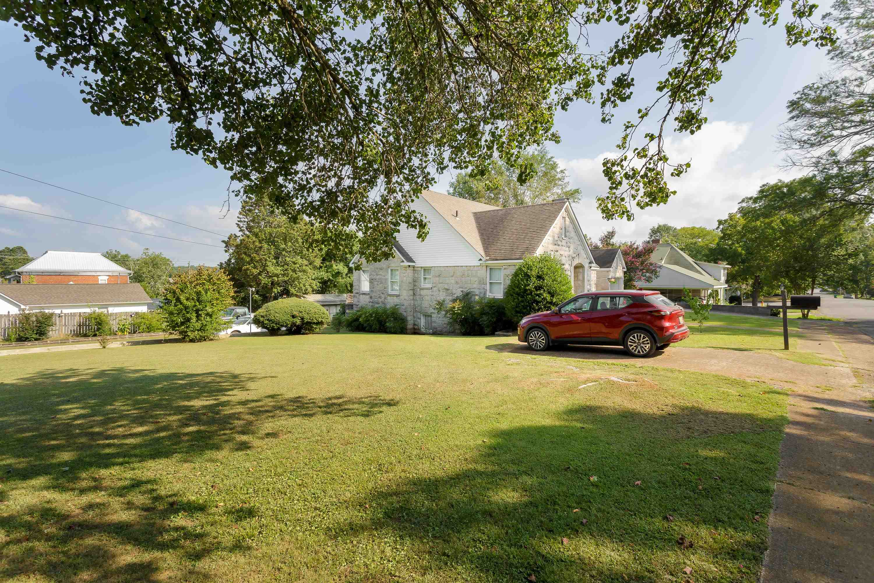 606 Green Ave