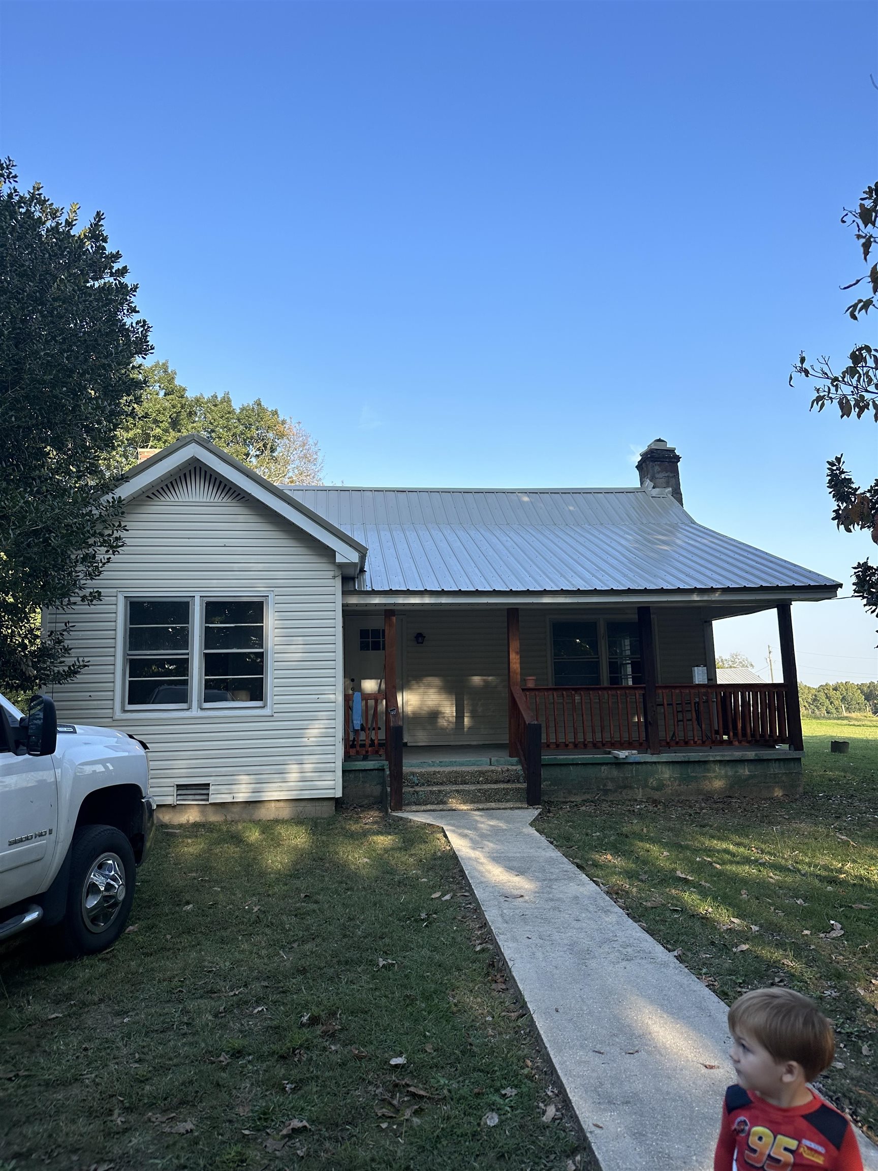 Beautiful countryside property in the heart of Hodges, just minutes away from the equestrain park as well as the recreational park!  Recently renovated, this property is ready to be called a home!